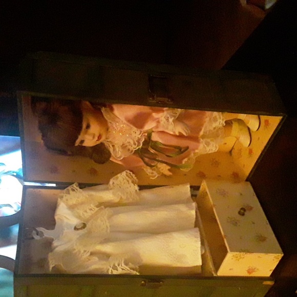 PORCELAIN  DOLL WITH EXTRA DRESS IN DARK GREEN TRUNK 12 inch doll, 13 1/2 inch - Picture 2 of 2